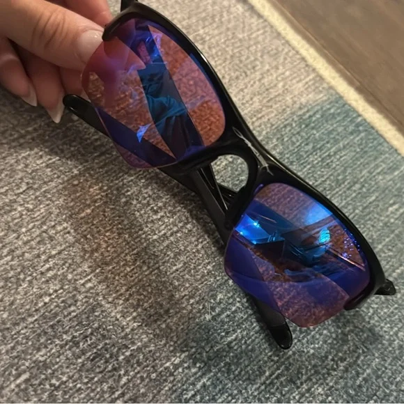 Oakley - Picture 3 of 3